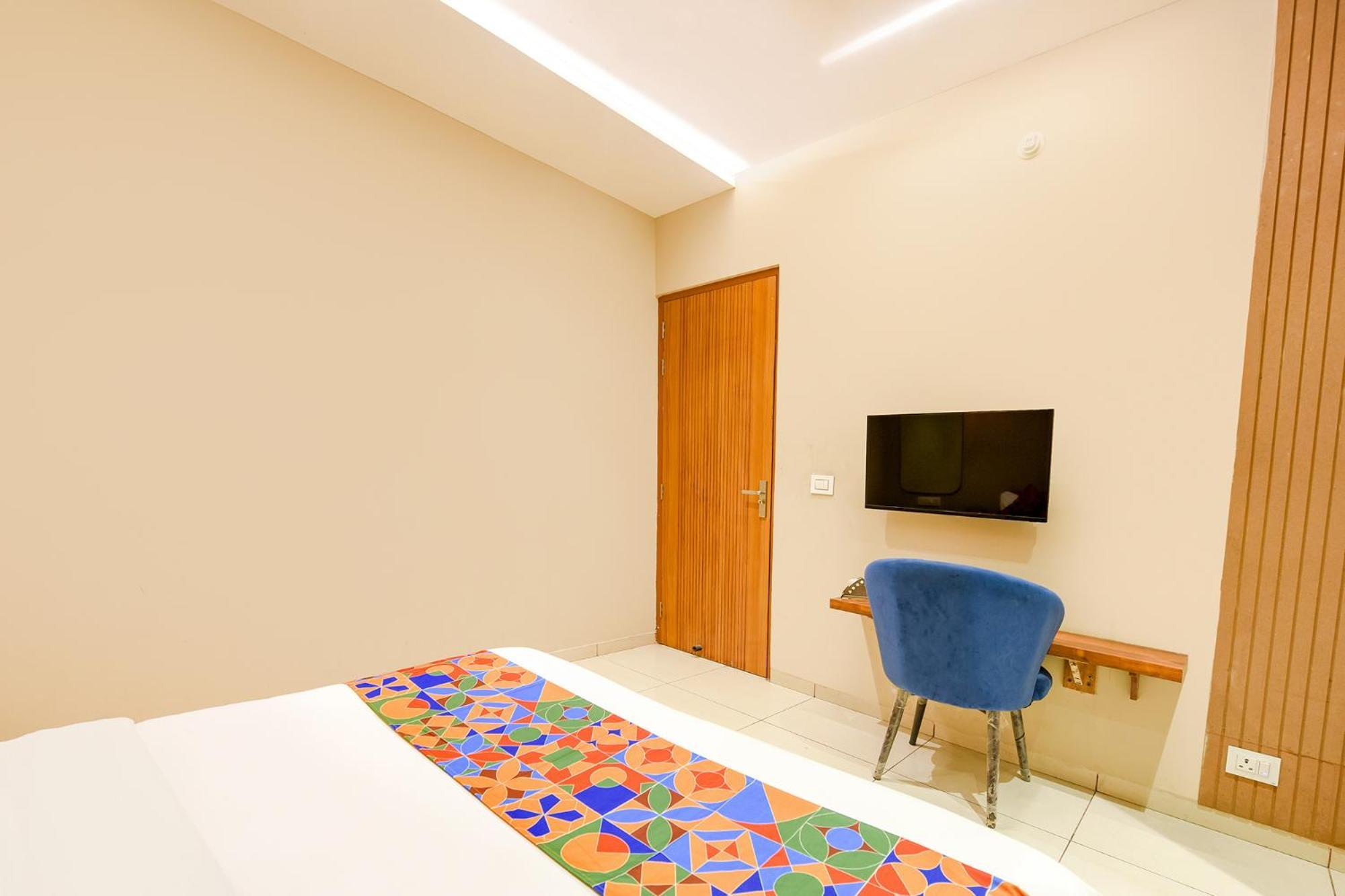 Fabhotel Dc Premium Zirakpur Exteriör bild