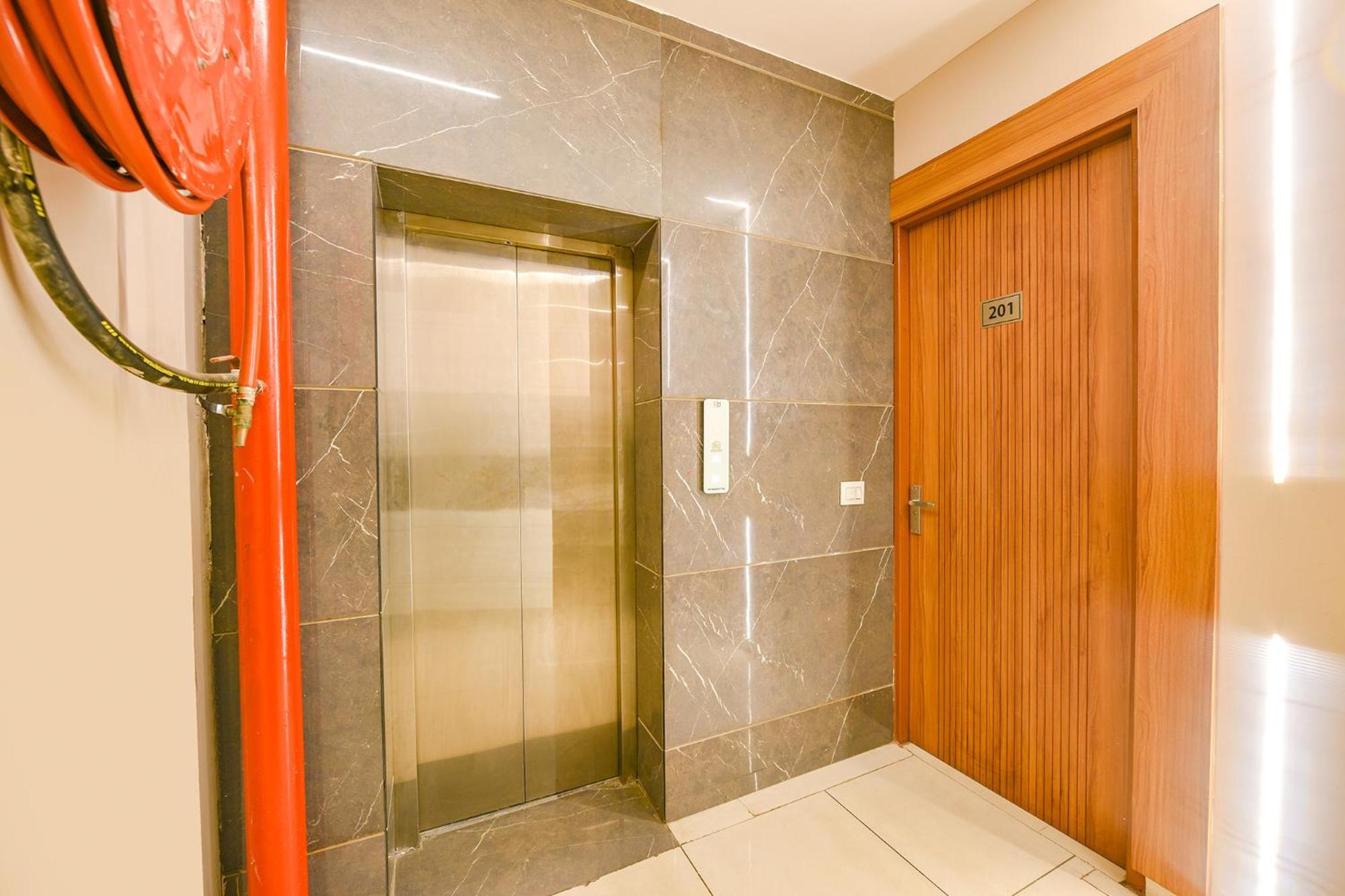 Fabhotel Dc Premium Zirakpur Exteriör bild