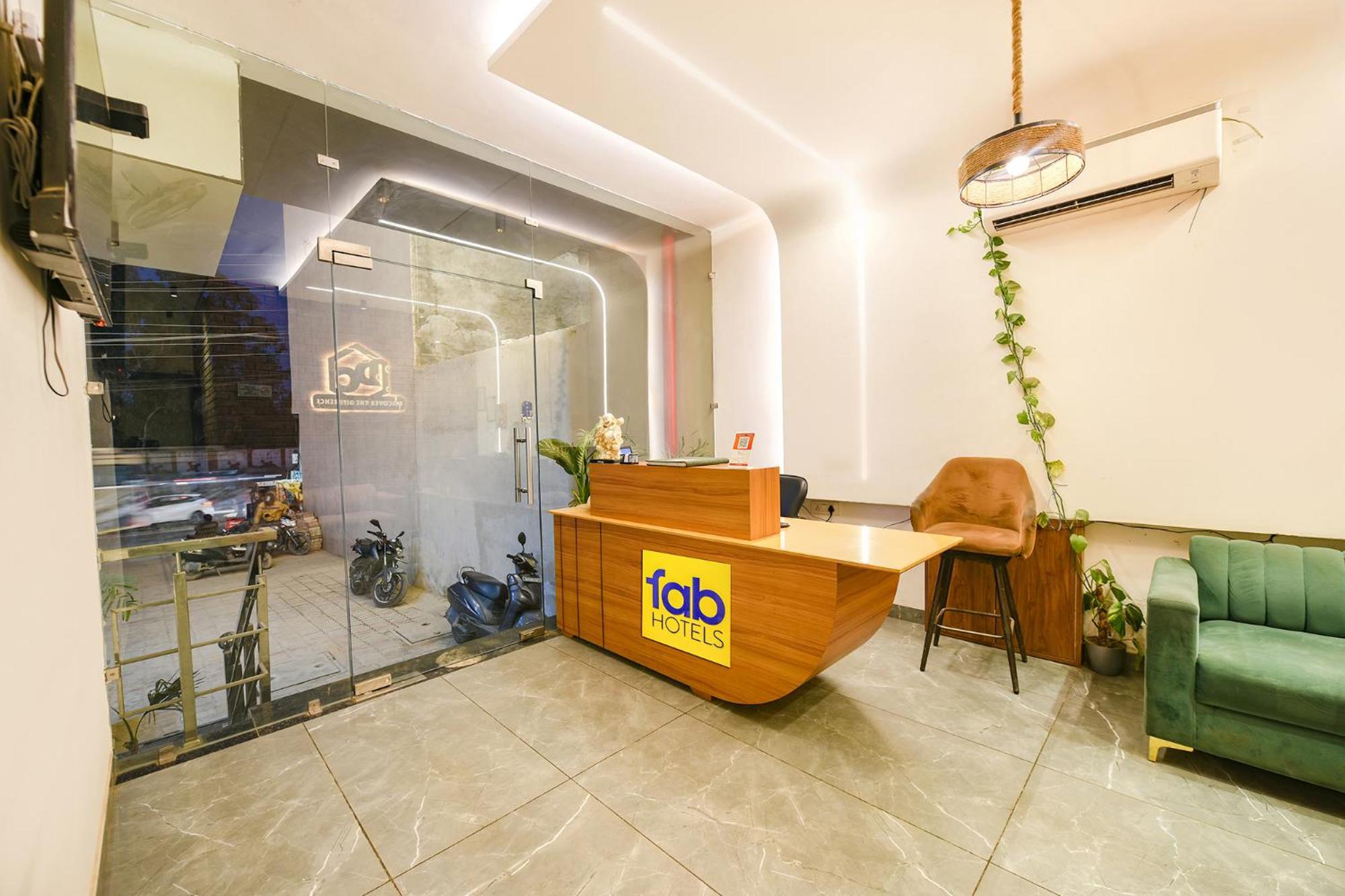 Fabhotel Dc Premium Zirakpur Exteriör bild